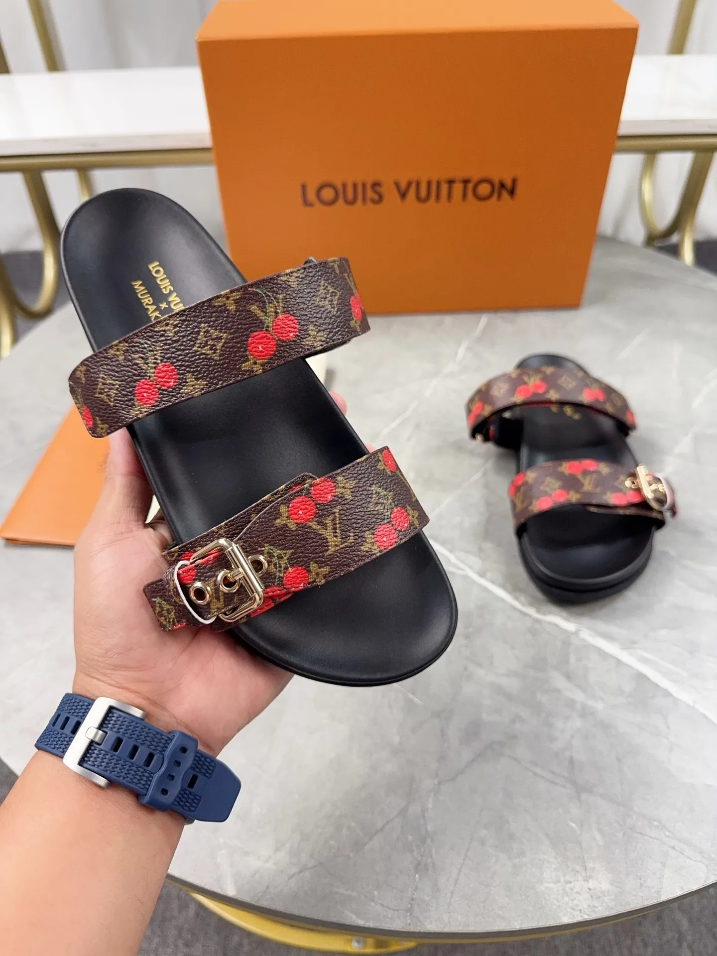 👟👟Ex-factory price 400👟👟 LV2025 spring and summer new slippers🌟The belt buckle is adjustable and elastic design, full of beach style, original molded LV metal logo decoration, fashionable and beautiful, super versatile🤳🏻Cow leather upper/custom imported jacquard fabric/original old flower leather material, water-dyed sheepskin lining (water platform + rubber sole) three-layer combination outsole 🔶Size: Female 35-43 Male: 38-46